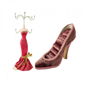 Pachet Velvet, cu 9 trandafiri de sapun, in cutie rosie de catifea, suport bijuterii in forma de silueta si pantof 2