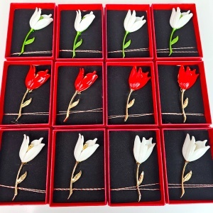 Set 12 martisoare tip brosa flori elegante, ghiocei si lalele, ambalate individual - Img 3