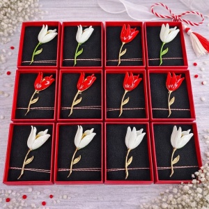 Set 12 martisoare tip brosa flori elegante, ghiocei si lalele, ambalate individual