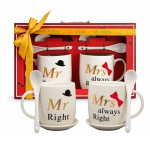 Set 2 cani din ceramica pentru cuplu imprimate Mr si Mrs cu farfurioare si lingurite, in cutie stilizata