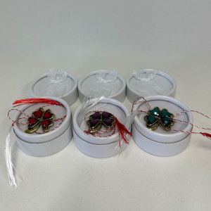 Set 3 martisoare tip brosa trifoi, Lucky, in cutii individuale cu fundita, Alb2