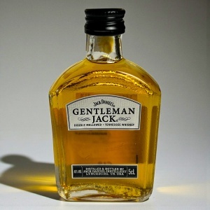 Set barbati Gentleman Choice, cu Jack Daniel's 50 ml, agenda vintage, pix și desfacator vin, baton Mars - Img 3