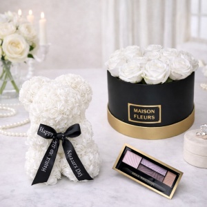 Set Cadou, Aranjament floral cutie rotunda neagra cu trandafiri albi de sapun, Ursulet floral Alb 25cm si Paleta fard