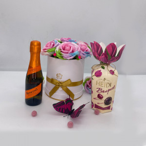 Set cadou Art of Pink, aranjament floral cu trandafiri de sapun , Praline Heidi si Proseco Mionetto