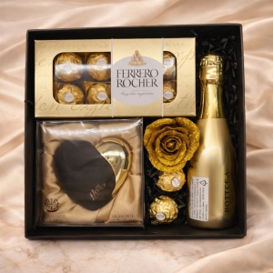 Set cadou dama, Cutie eleganta cu Parfum Chic'n Glam Elixir 100ml, Bottega Gold de 200ml, 10 praline Ferrero Rocher si un trandafir gold cu sclipici