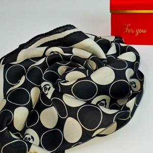 Set cadou For You, esarfa eleganta cu brosa aurie, ambalata in cutie premium, negru-bej - Img 4
