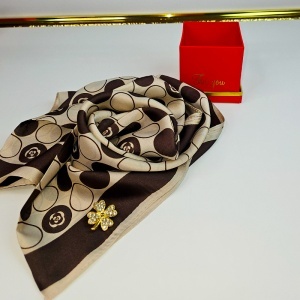 Set cadou For You, esarfa eleganta cu brosa aurie, ambalata in cutie premium, bej-maro - Img 4
