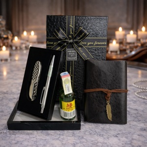 Set cadou Glamour pentru barbati, Agenda pentru calatorii, whisky J&B 50 ml, set pix si briceag in cutie neagra eleganta - Img 2