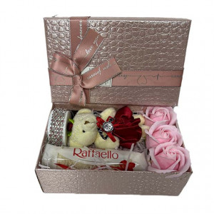 Set cadou Glamour pentru fetite, bratara cu pietre semipretioase, Praline Raffaello, Ursulet elegant si trei trandafiri din sapun 19x12x7 cm