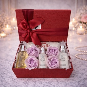 Set cadou Glamour pentru femei, Gel de dus Molton Brown Orange Bergamote 50ml, Lotiune de corp Vetiver Grapefruit 50ml, Lotiune de corp Heavenly Gingerlily 30ml, Praline Raffaello 40gr si Trandafiri din sapun, in cutie cadou rosie 19x12x7 cm
