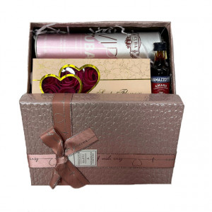 Set cadou Glamour pentru femei, Parfum Cuba, Vip 100ml, Trandafiri din sapun, Lichior Ramazzotti Amaro si cutie roz 21x14x8 cm