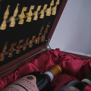 Set cadou King, cutie din lemn cu piese pentru sah si 2 compactimente pentru sticla de vin, 36 x 21 cm