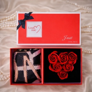 Set cadou Love Rose, cutie cu 6 trandafiri rosii din sapun si esarfa, Rosu