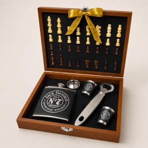 Set cadou pentru barbati Jack Daniel’s, cutie cu tabla si piese de sah, plosca, 2 pahare, palnie si desfacator - Img 2