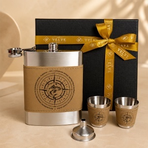Set cadou pentru barbati Pescar cu plosca 250 ml, 2 pahare si palnie, in cutie eleganta - Img 2