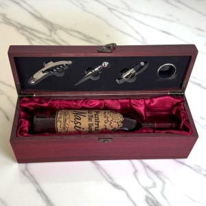Set cadou "Pentru cei mai buni nasi", caseta eleganta din lemn, cu maner, o sticla vin si 4 accesorii bar - Img 3