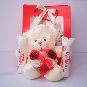 Set Cadou Special Valentine, cu ursulet, 6 trandafiri din sapun si Raffaello, alb