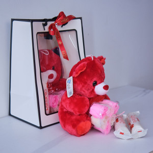 Set Cadou Special Valentine, cu ursulet, 6 trandafiri din sapun si Raffaello, rosu