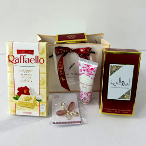 Set cadou Spring Aromas, cu parfum arabesc Ameerat al Arab, brosa martisor, crema de maini, ciocolata, in punga cadou