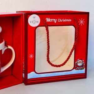 Set cana ceramica, farfurie si lingurita, Santa Claus, ambalata in cutie cu fereastra, 300ml - Img 3