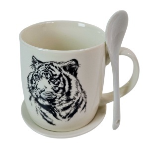Set cana din ceramica 300 ml cu lingurita si farfurie, model tigru, ambalat in cutie eleganta - Img 5
