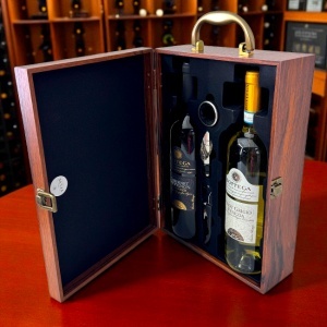 Set caseta eleganta din lemn pentru doua sticle, cu maner, set 3 accesorii pentru vin si doua sticle de vin Bottega 750 ml, Maro - Img 4