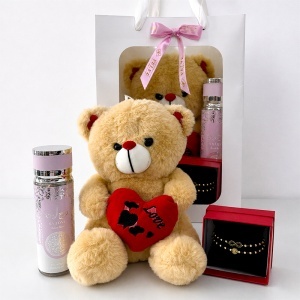 Set dama Teddy Box cu ursulet crem cu inima de plus, spray de corp arabesc VV LOVE si set de bratari in cutie rosie - Img 3