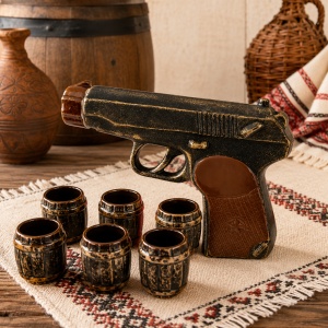 Set din ceramica pentru tuica si vin, sticla in forma de pistol si 6 pahare, Maro-Negru