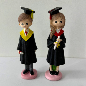 Set doua Figurine din rasina, absolventi cu diploma 20 cm - Img 2
