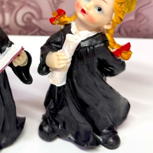 Set doua Figurine din rasina, absolventi cu diploma si carte, 18 cm - Img 2