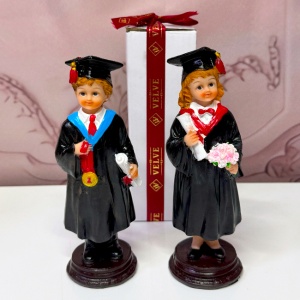 Set doua Figurine din rasina, absolventi cu medalie si buchet, 17 cm