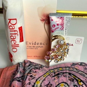 Set elegant Delicate Pink pentru femei, cu parfum arabesc Evidence, crema de maini, colier cu pietre, brosa, praline Raffaello, eșarfă si gentuta cu toarte perle - Img 2