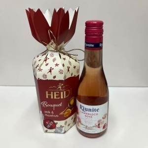 Set elegant Golden Tulips cu aranjament floral in vaza, vin rose si praline Heidi - Img 4