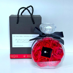 Set floral My Only Rose, ambalat in decor sticla parfum, cu Trandafiri de sapun si Inel din inox cu zirconiu, in cutie eleganta premium cu mesaj