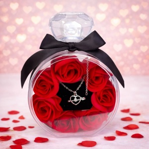 Set floral My Only Rose, ambalaj decorativ tip sticla parfum, cu Trandafiri de sapun si Lantic inox cu pandantiv inima, in cutie premium cu mesaj