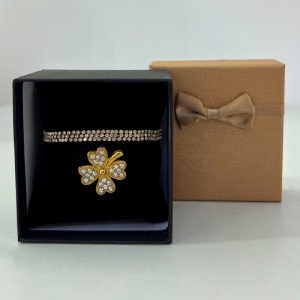 Set Martisor bratara cu cristale si brosa trifoi auriu cu pietre stralucitoare, in cutie eleganta aurie - Img 3