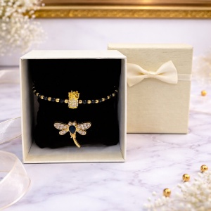 Set Martisor bratara reglabila cu coroana si brosa libelula aurie cu cristale, in cutie eleganta crem