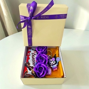 Set pentru copii Joy Box Kuromi, breloc figurina, 3 trandafiri mov de sapun si Kinder Bueno - Img 3