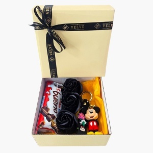 Set pentru copii Joy Box Mickey Mouse, breloc figurina Disney, 3 trandafiri negri de sapun si Kinder Bueno - Img 2