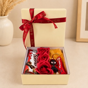 Set pentru copii Joy Box Spider-Man, breloc figurina, 3 trandafiri rosii de sapun si Kinder Bueno - Img 6