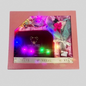 Set pentru femei JESOU COLLECTION LED, cutie cu trei articole practice, portofel, clema pentru par si mini buchet floral, Rosu inchis