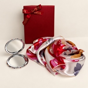 Set pentru femei Satin Glow cu esarfa satinata 50x50 cm si oglinda compacta, in cutie eleganta, rosu-crem - Img 4