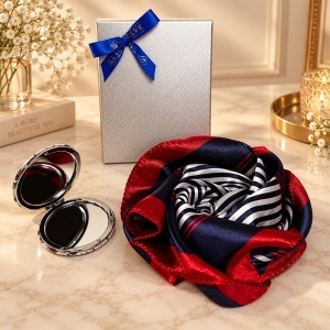 Set pentru femei Satin Glow cu esarfa satinata 50x50 cm si oglinda compacta, in cutie eleganta, rosu-bleumarin cu dungi - Img 4