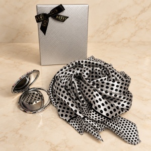 Set pentru femei Satin Glow cu esarfa satinata 50x50 cm si oglinda compacta, in cutie eleganta, alb cu buline negre - Img 4