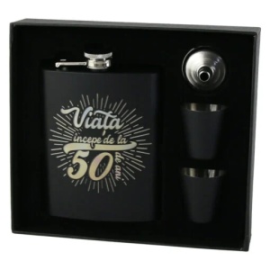 Set plosca "Viata incepe de la 50 de ani", palnie si doua pahare, Negru
