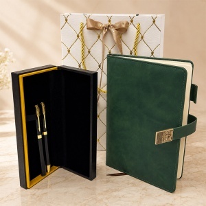 Set premium cu agenda din piele ecologica verde cu inchidere magnetica si caseta cu doua instrumente de scris, in punga eleganta - Img 3
