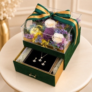 Set premium de lux cu 11 trandafiri criogenati, set bijuterii cu zirconiu, in cutie patrata de catifea verde cu sertar si plexiglas - Img 3