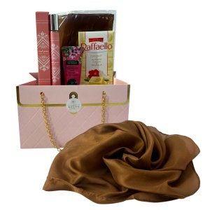 Set premium Luxury Brown, cu esarfa maro din matase, parfum Badee Al Oud 35 ml, crema de maini si Raffaello, in cutie cadou tip geanta