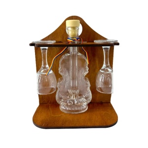 Set premium "Pentru cel mai bun Tata”, minibar rustic din lemn cu sticla in forma de vioara, doua pahare pe suport si vin rosu personalizat - Img 3