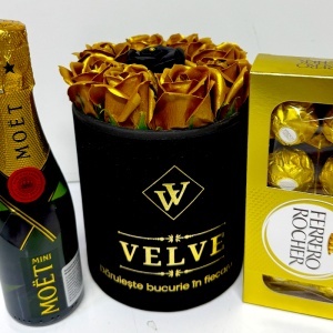 Set premium pentru femei cu trandafiri aurii de sapun, Ferrero Rocher si Moet 200 ml - Img 2